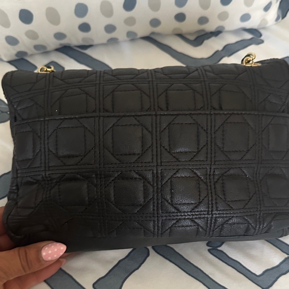 Elegant Black Quilted Shoulder Bag - Picture 5 of 8